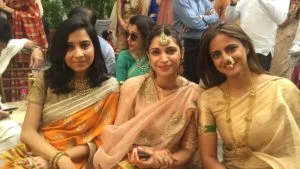 Gayatri wearing a maang tikka and earrings